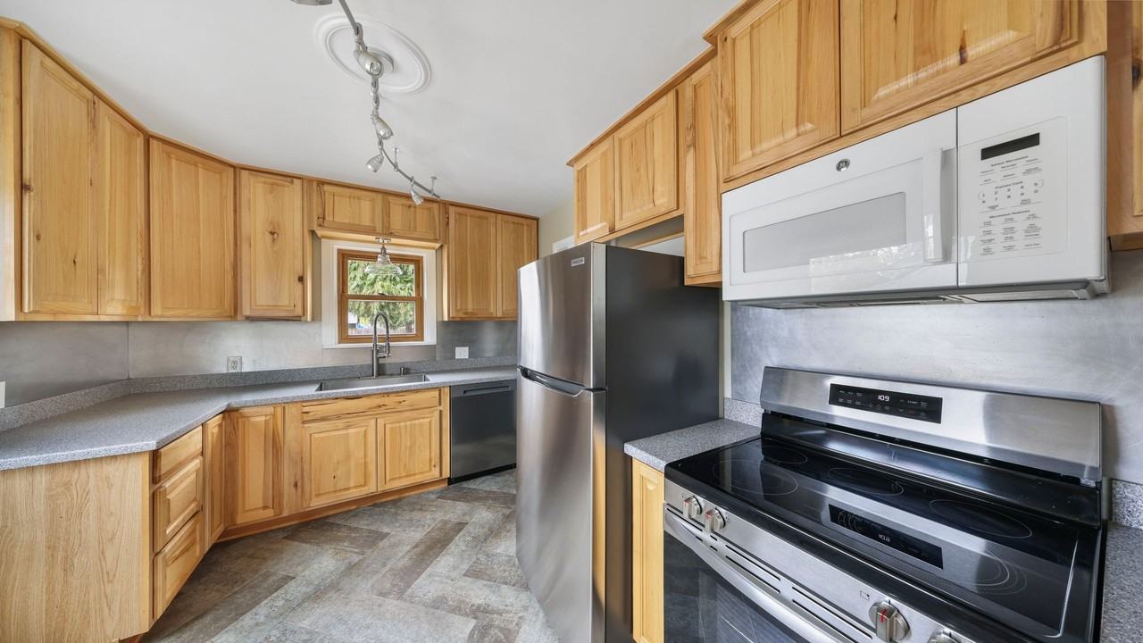 145 Se Glencoe St - Photo 4 of 9