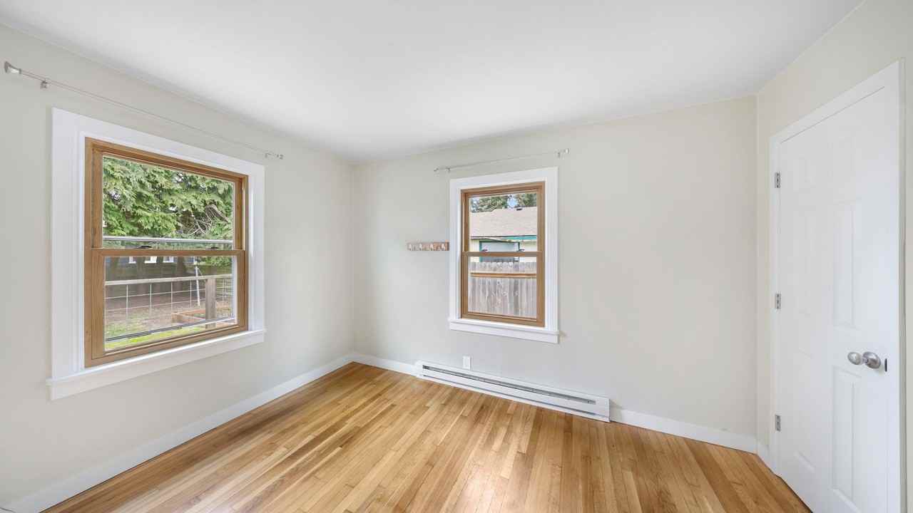 145 Se Glencoe St - Photo 5 of 9