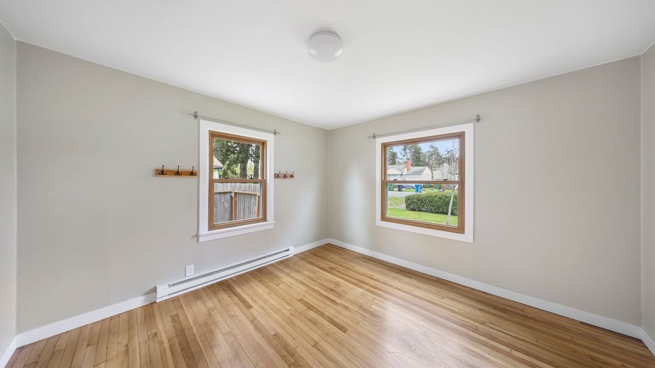 145 Se Glencoe St - Photo 6 of 9