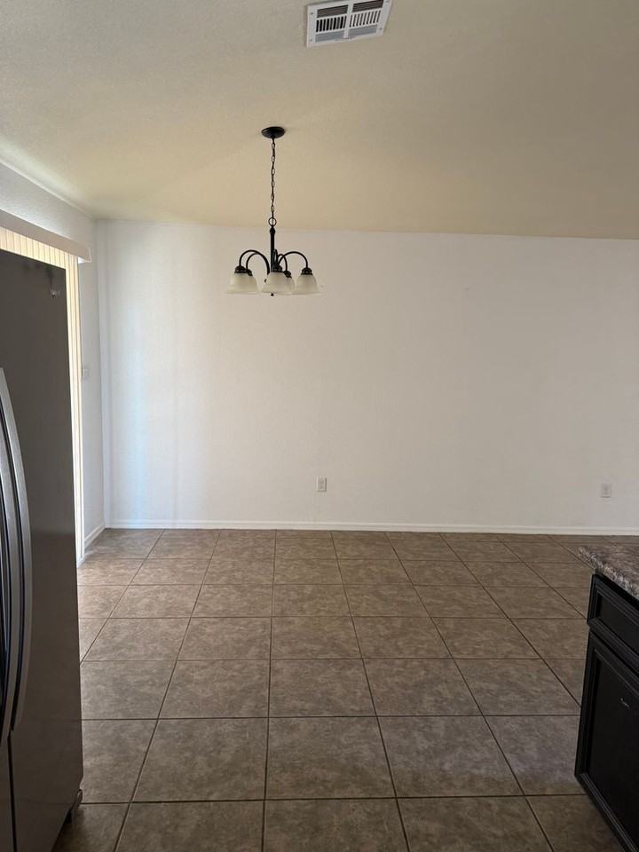 352 S Sunset Ave - Photo 5 of 33