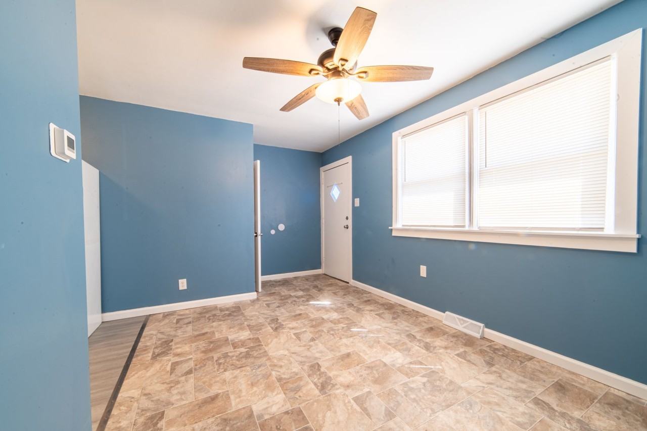 323 W Peach St - Photo 2 of 8