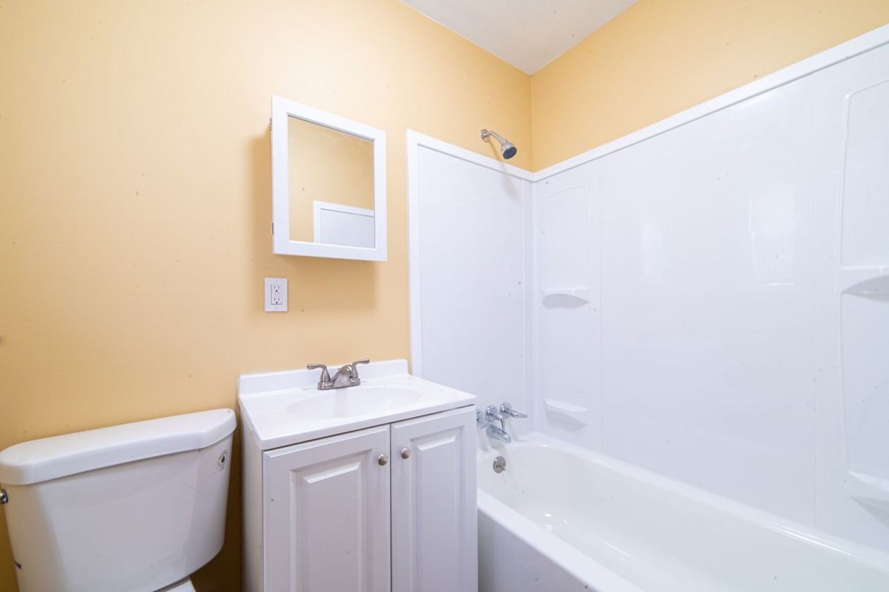 323 W Peach St - Photo 3 of 8