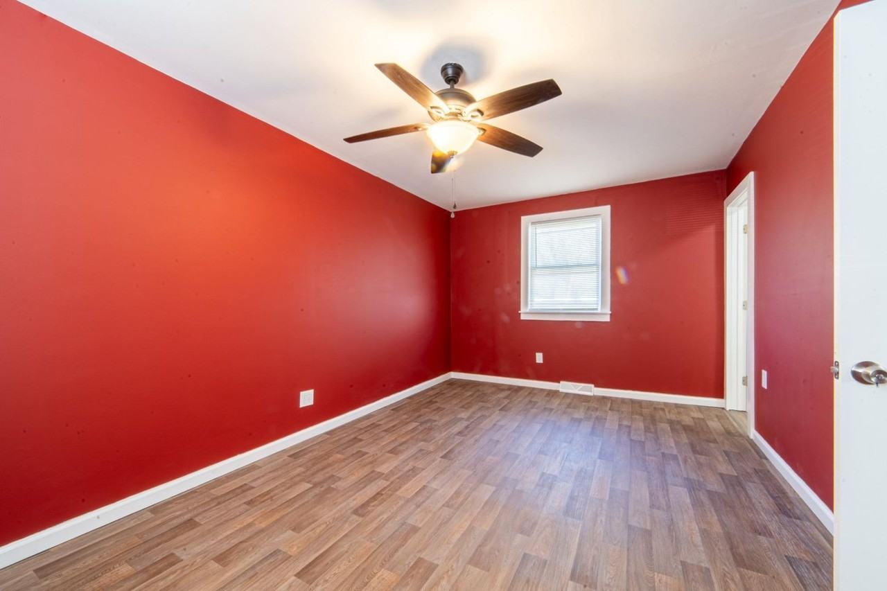 323 W Peach St - Photo 6 of 8