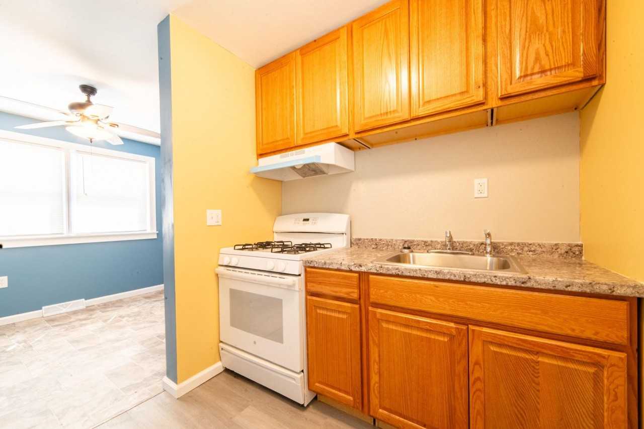 323 W Peach St - Photo 7 of 8