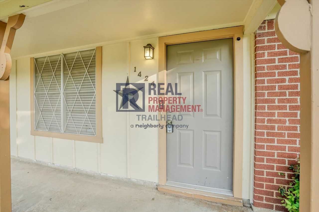1424 Phillips St - Photo 5 of 26