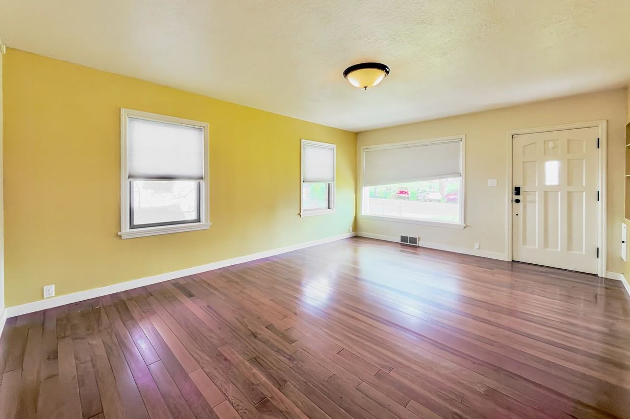 824 29th St - Photo 4 of 17