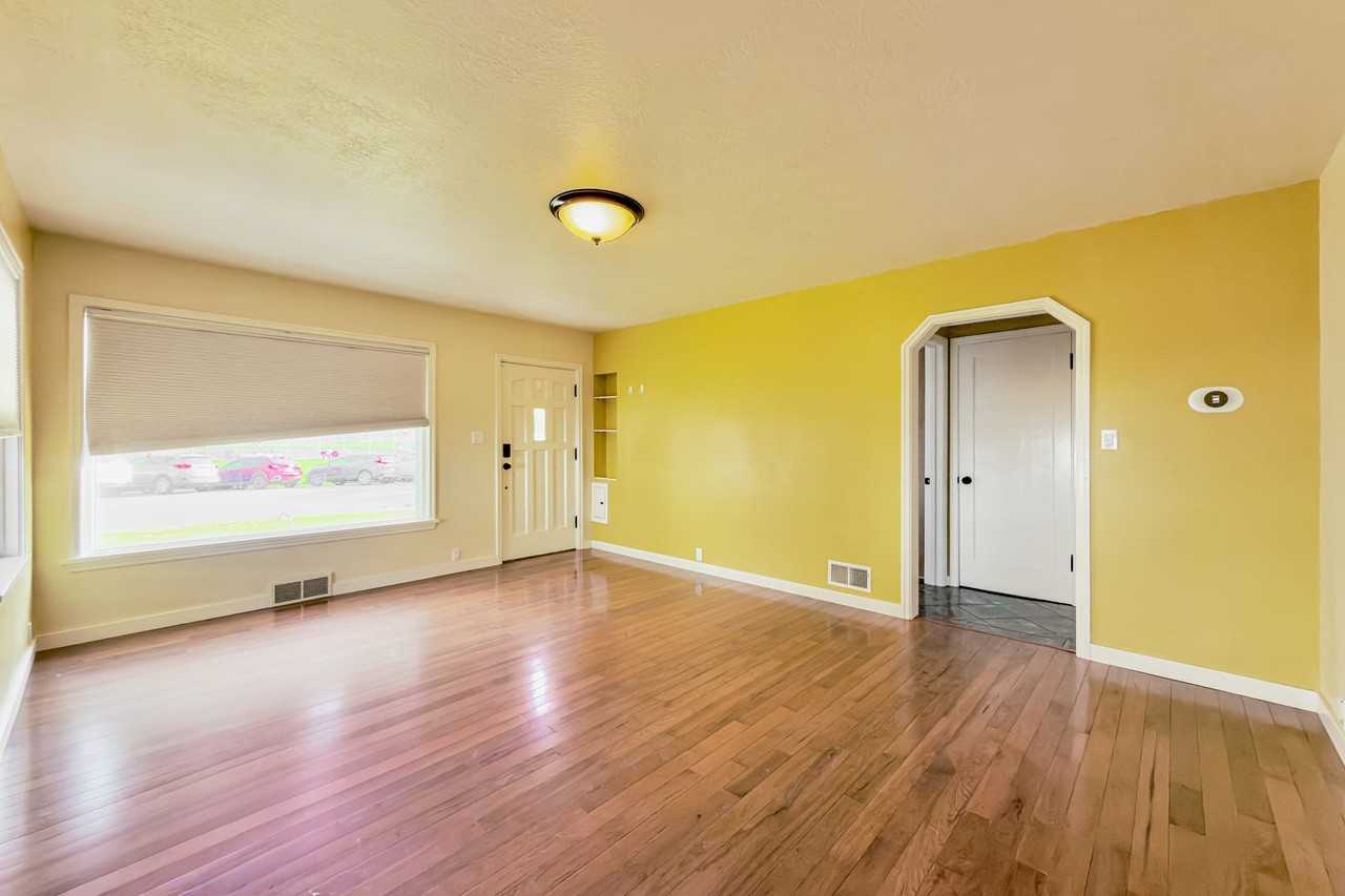 824 29th St - Photo 5 of 17