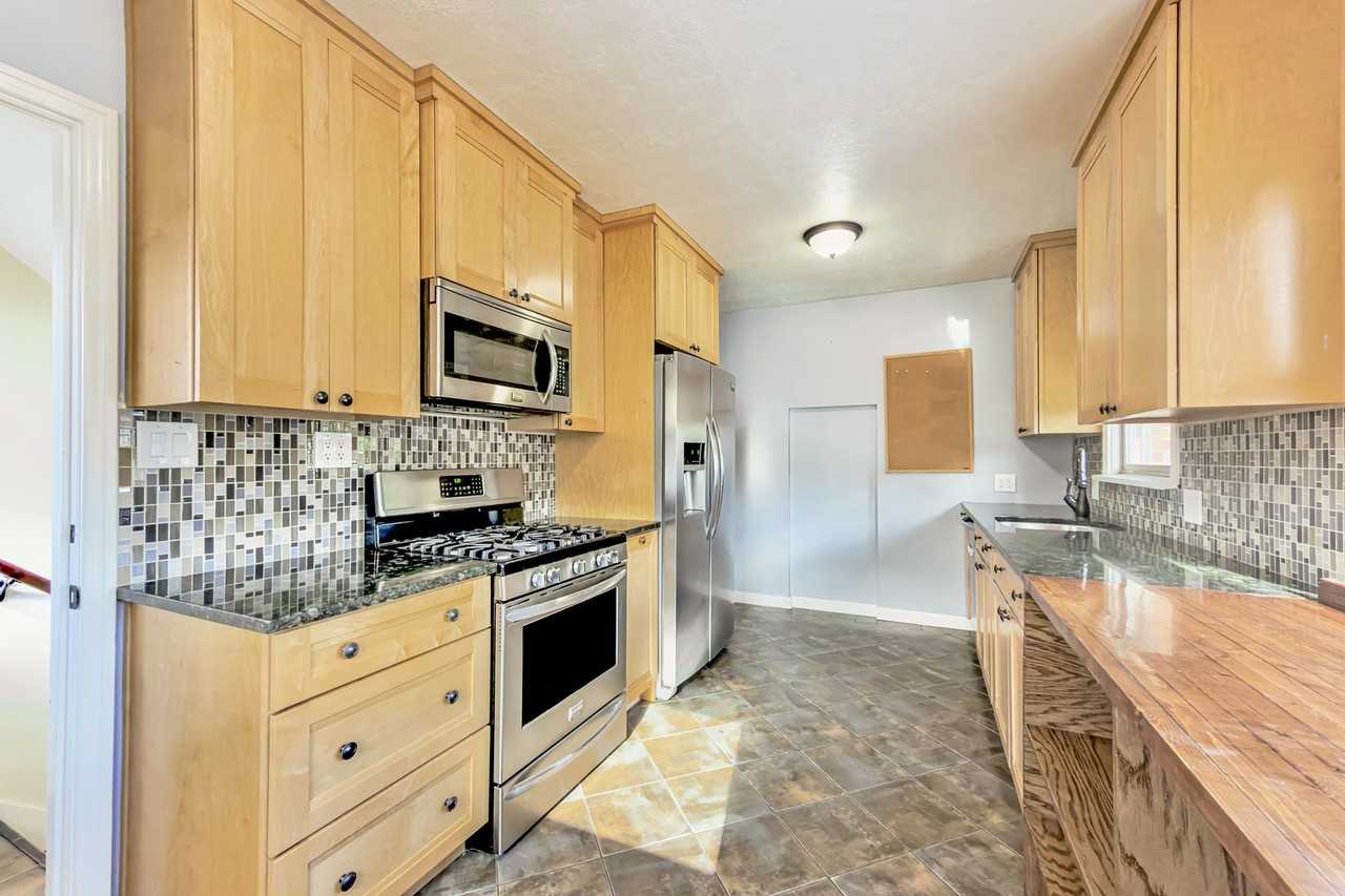 824 29th St - Photo 7 of 17