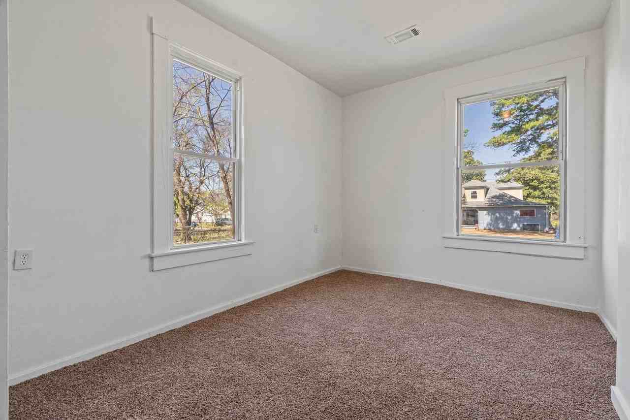 5218 Elm St - Photo 5 of 8