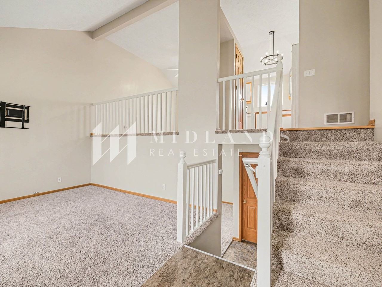 2707 Canyon Cir - Photo 2 of 15