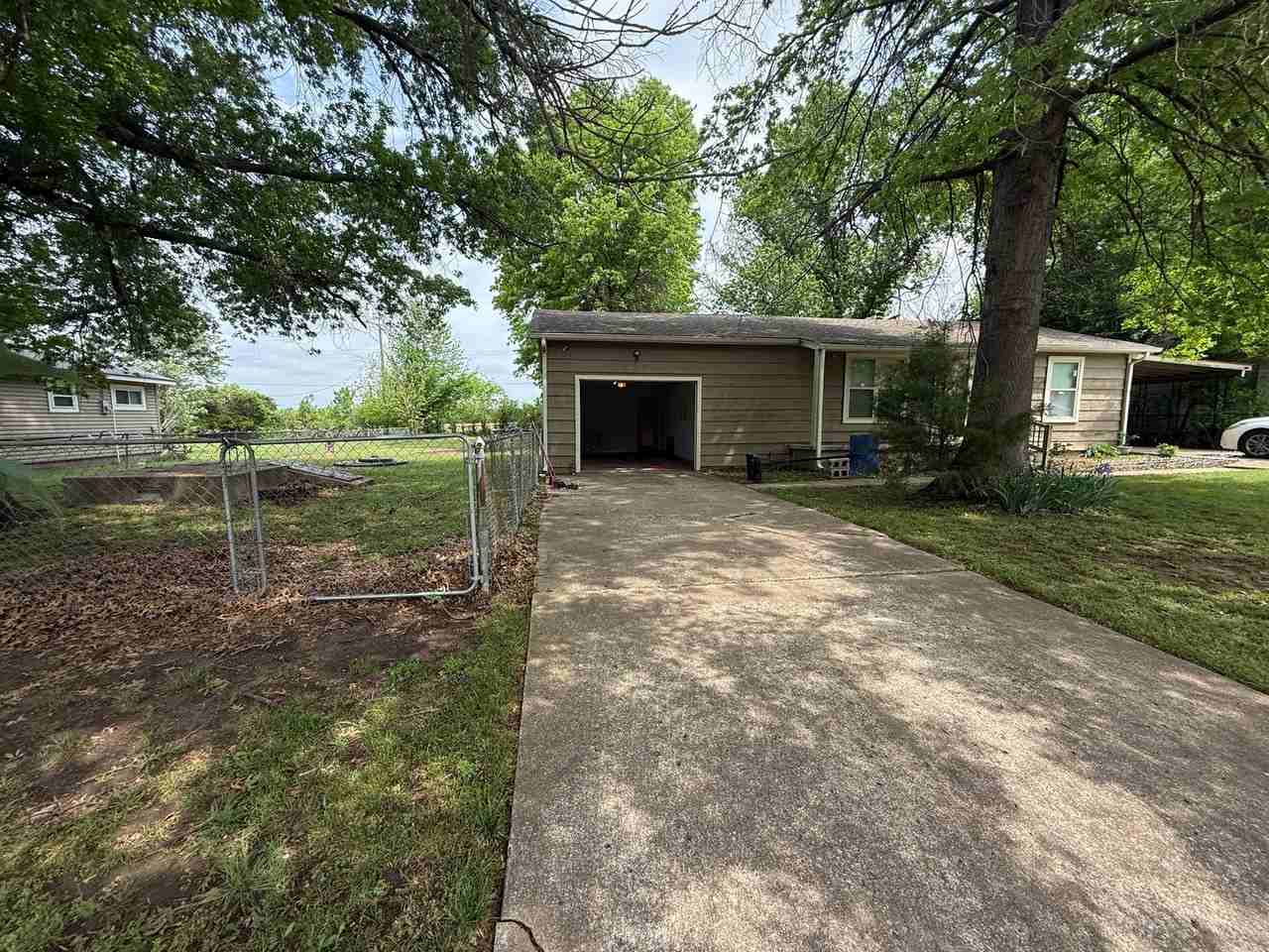 537 E Allen St - Photo 2 of 28