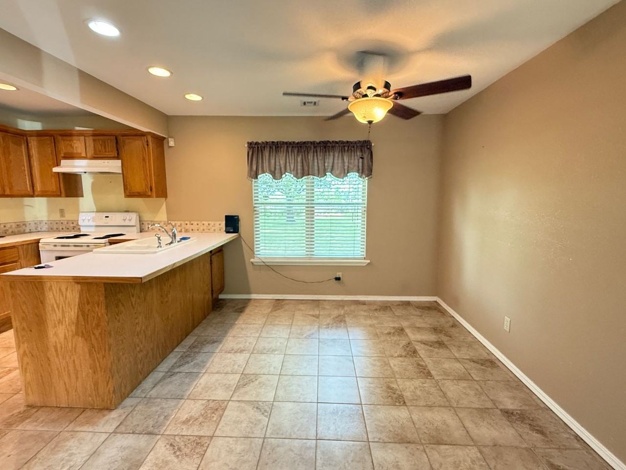 537 E Allen St - Photo 7 of 28