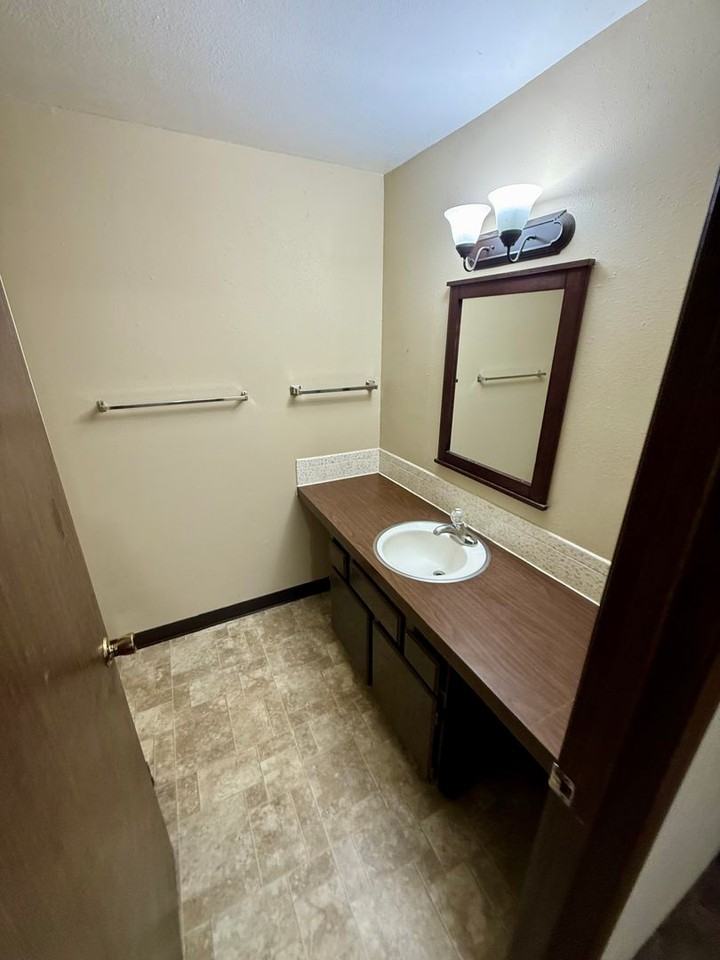 1203 Mitchell St - Photo 7 of 21