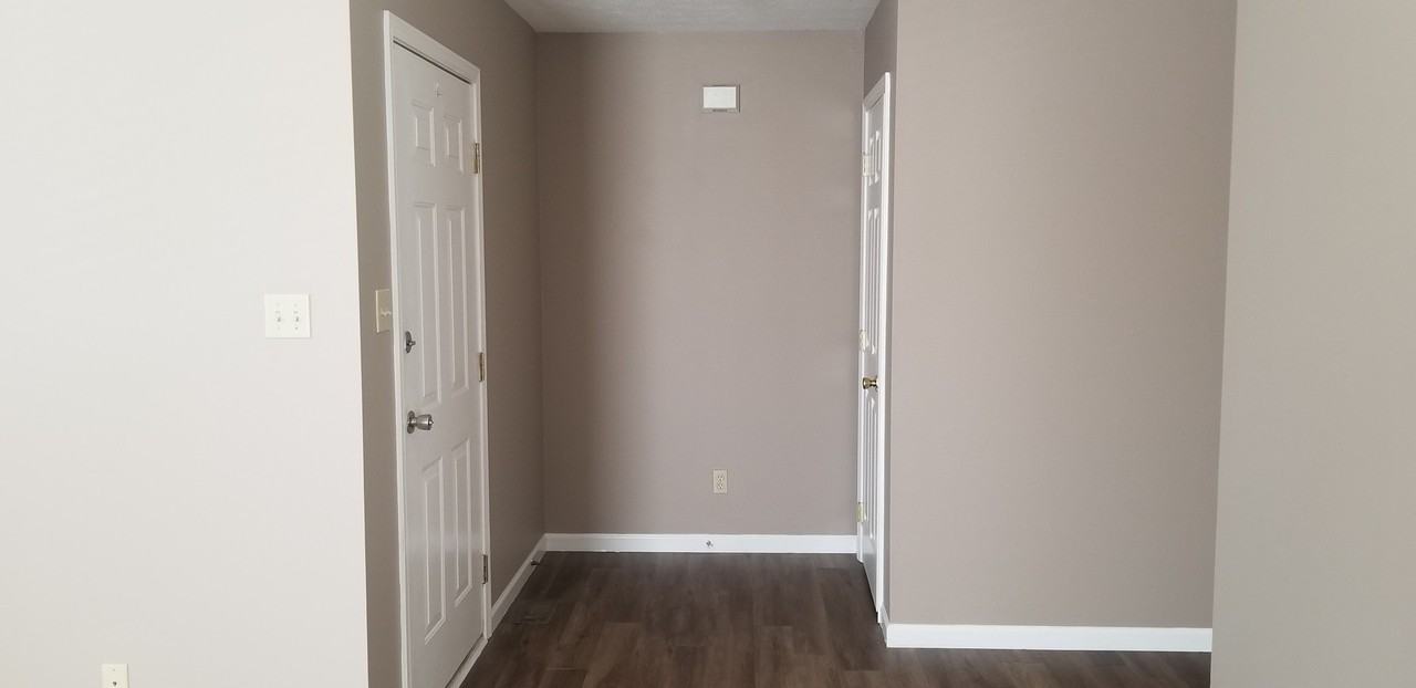 1012 Willow Creek Cir - Photo 2 of 13