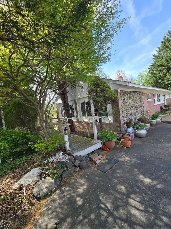 1306 Currier St - Photo 3 of 19