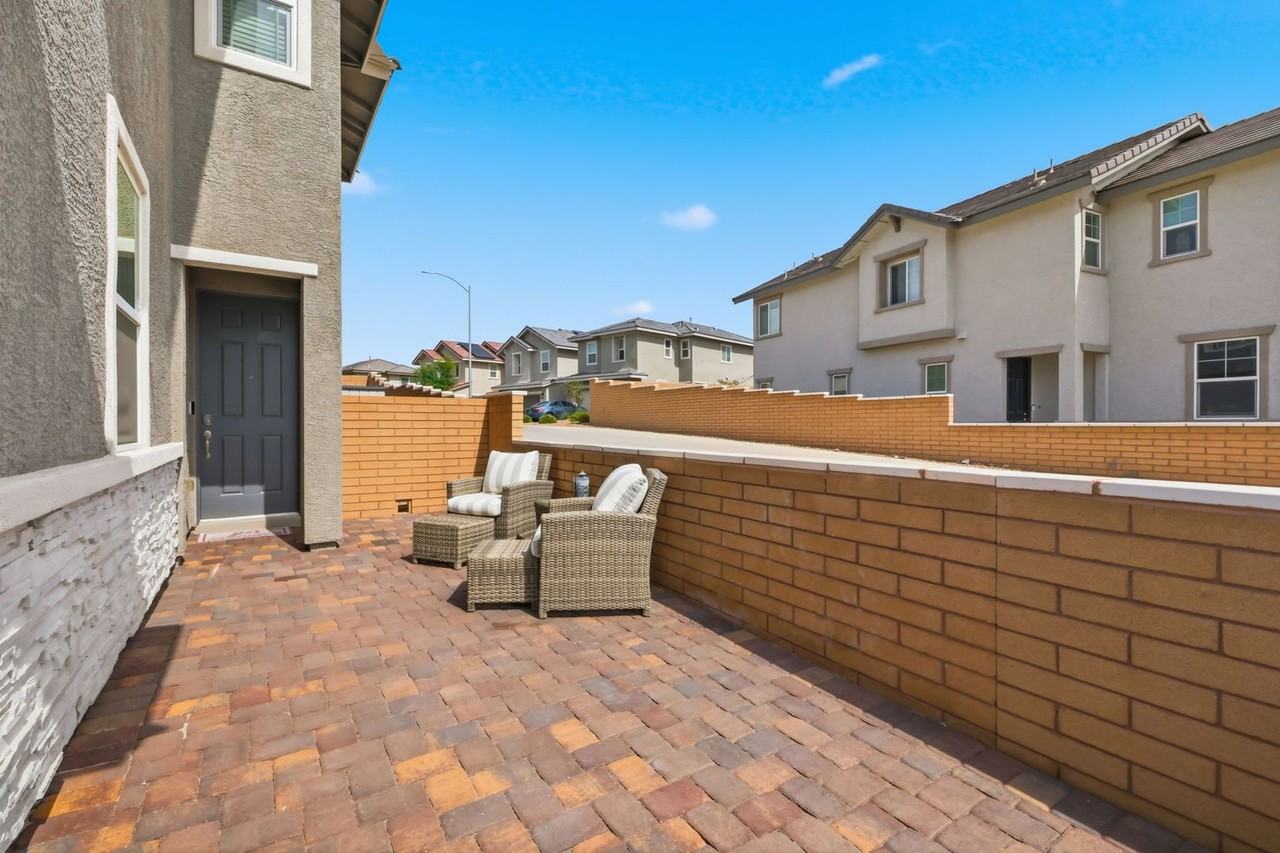 694 Monroe Hill Pl - Photo 3 of 32