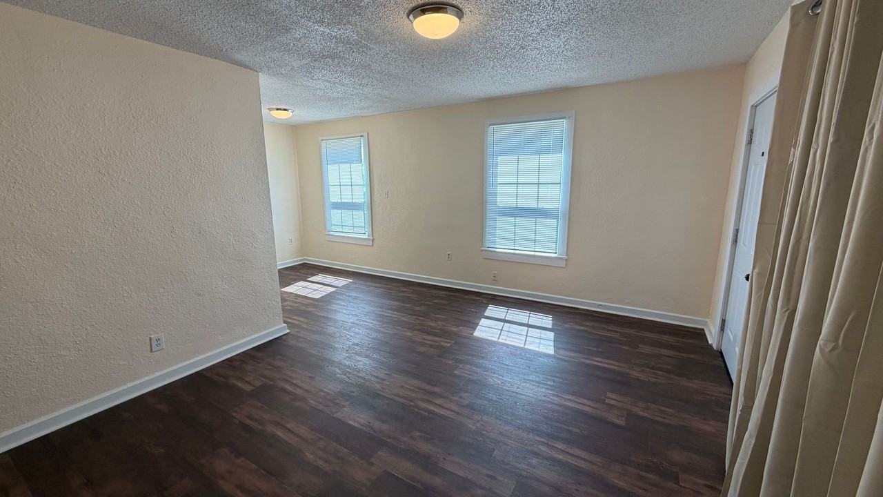 300 N James Ave - Photo 3 of 18