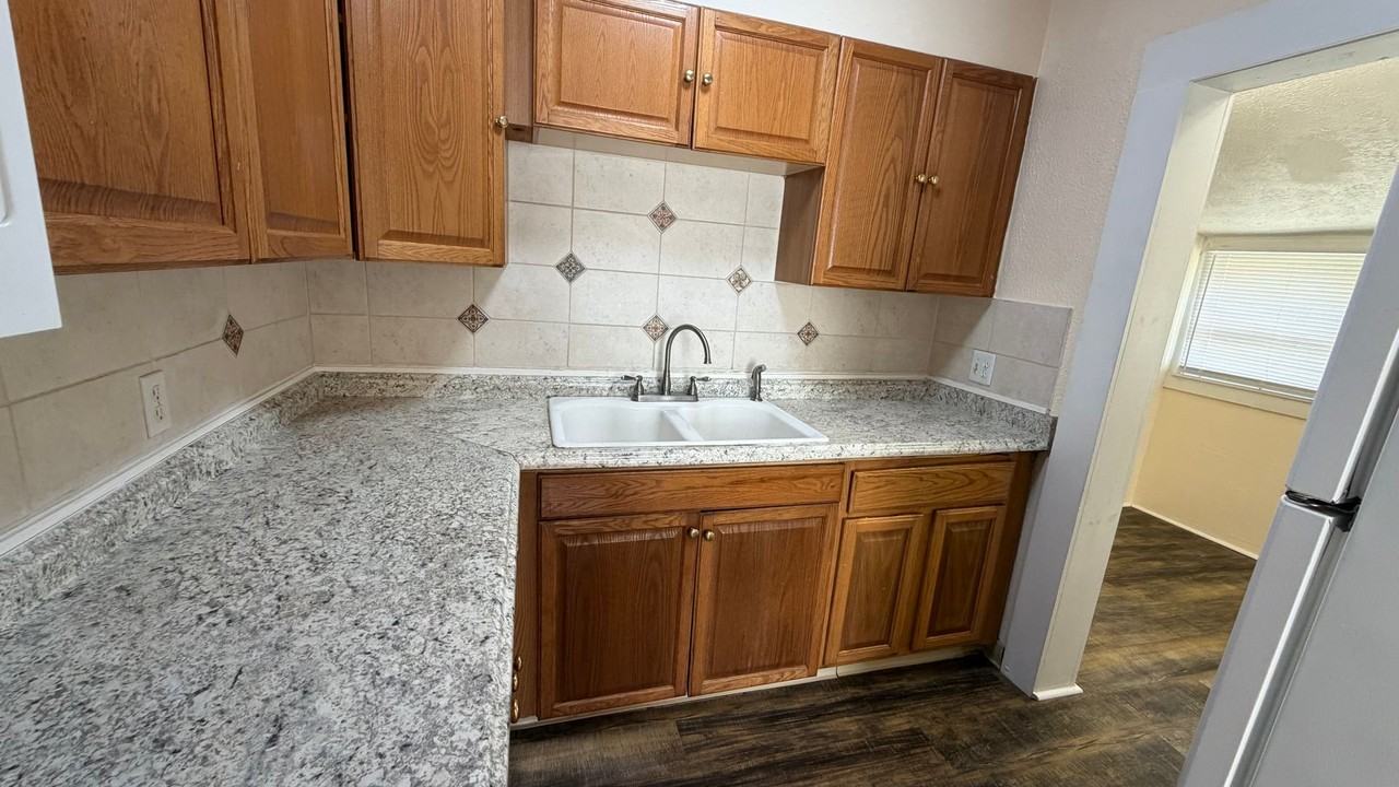 300 N James Ave - Photo 4 of 18