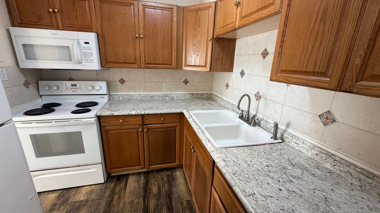 300 N James Ave - Photo 5 of 18