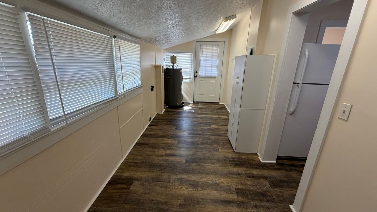 300 N James Ave - Photo 6 of 18