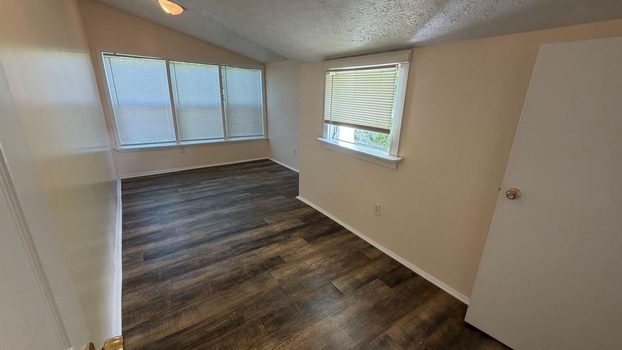 300 N James Ave - Photo 7 of 18