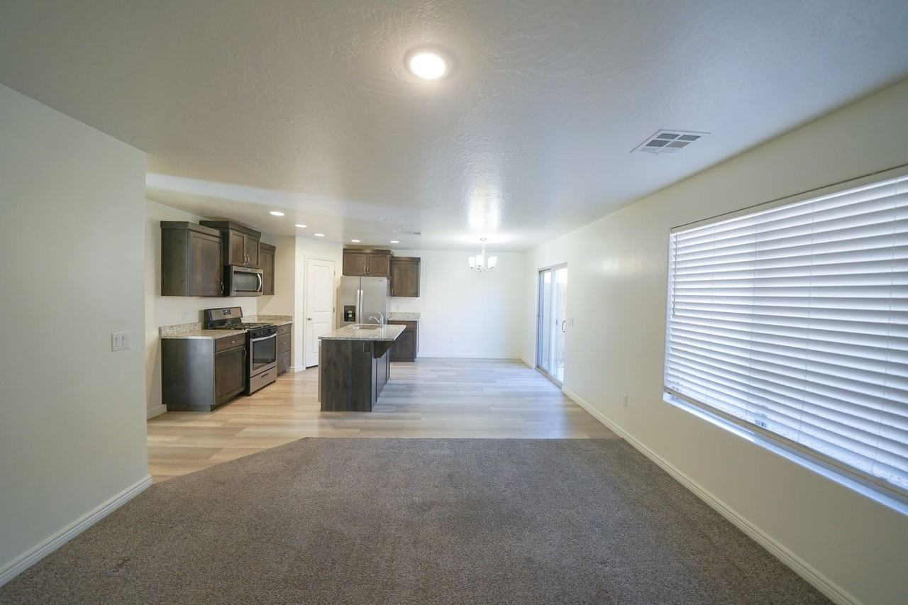 3243 S Fossil Hills Dr - Photo 2 of 40