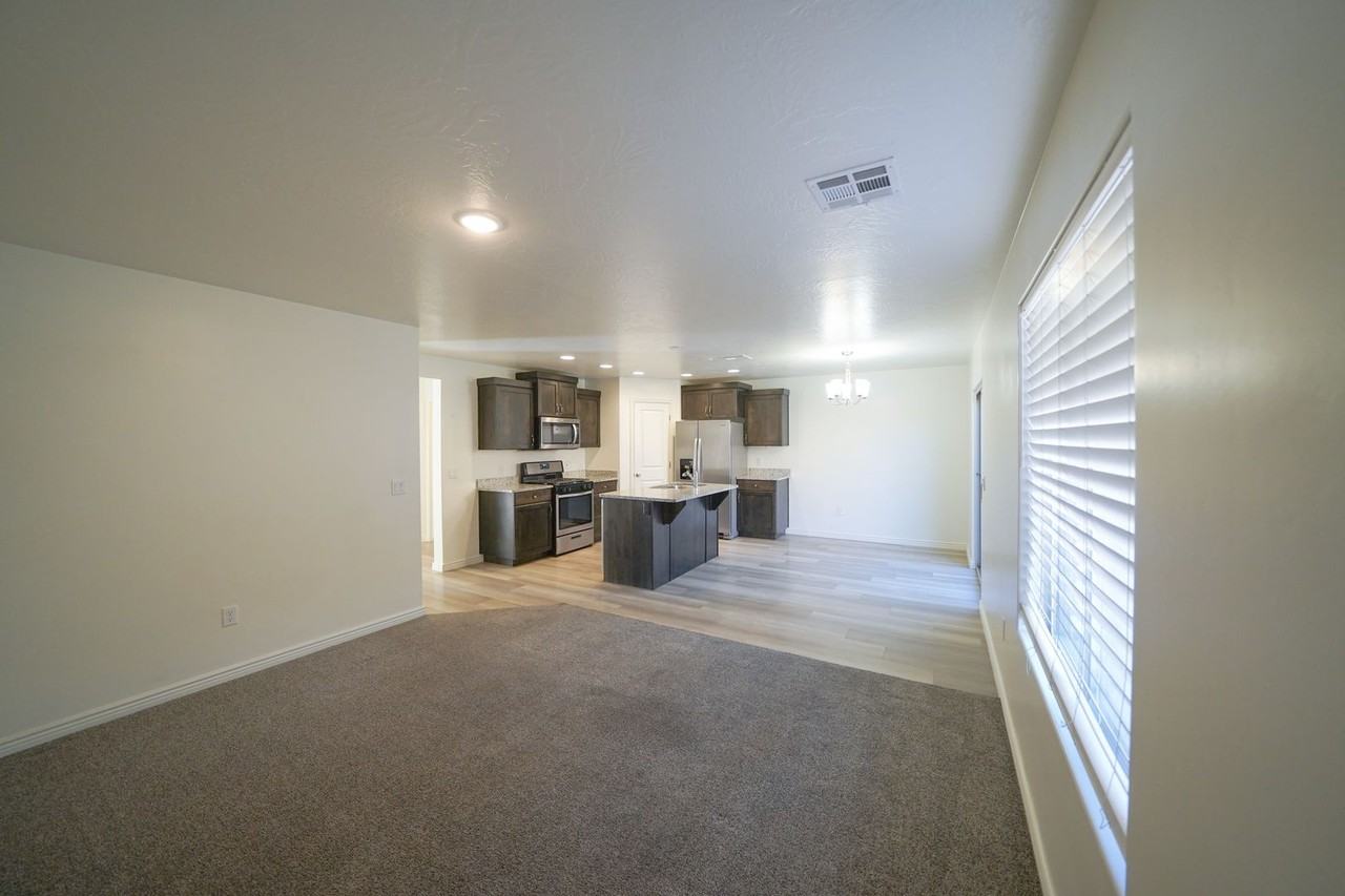 3243 S Fossil Hills Dr - Photo 5 of 40