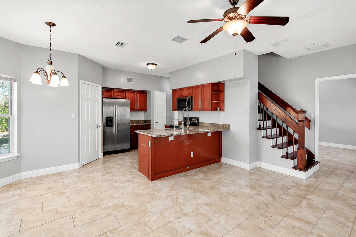 2384 Roanoke Ct - Photo 5 of 14