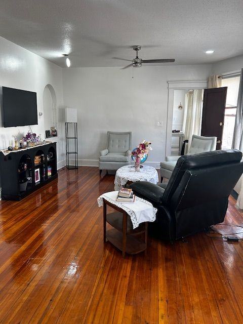 214 Oak St - Photo 3 of 7