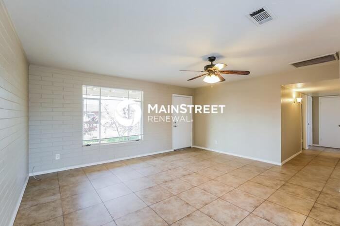 5534 W Weldon Ave - Photo 4 of 16