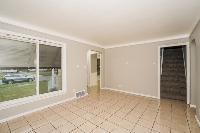 18505 Maple Heights Blvd - Photo 2 of 12