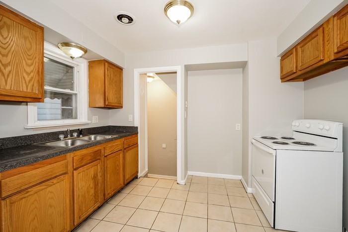 18505 Maple Heights Blvd - Photo 3 of 12