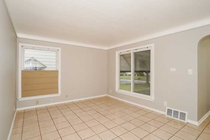 18505 Maple Heights Blvd - Photo 4 of 12