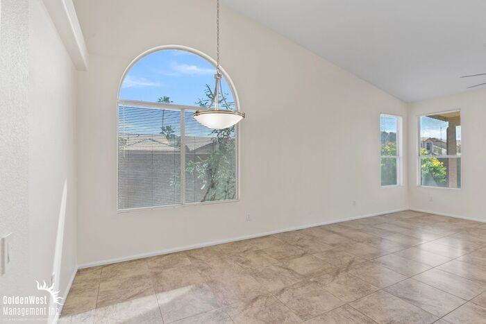 3243 E Wickieup Ln - Photo 6 of 25