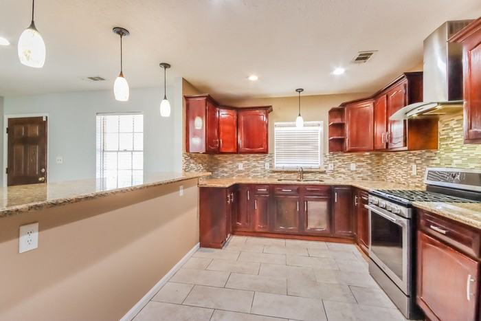 810 Townley St - Photo 4 of 11