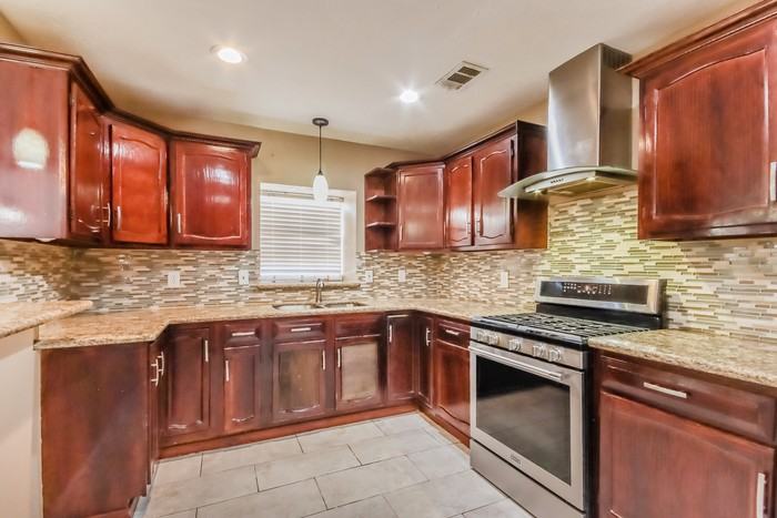 810 Townley St - Photo 5 of 11