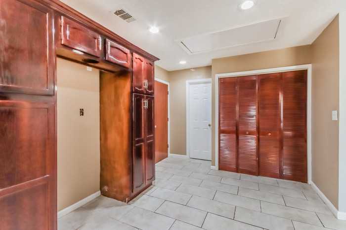 810 Townley St - Photo 6 of 11