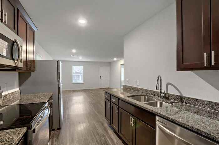 503 Henderson St - Photo 6 of 14