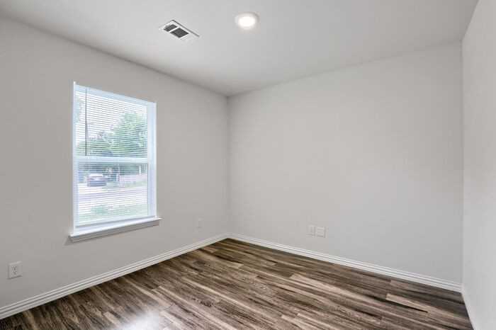 503 Henderson St - Photo 7 of 14