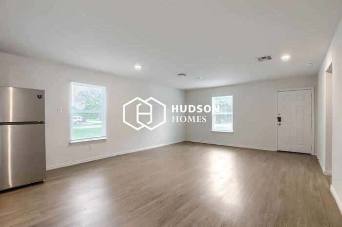 703 S 16th St - Photo 3 of 14