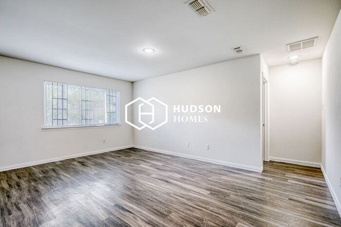 425 E Oakwood St - Photo 3 of 14