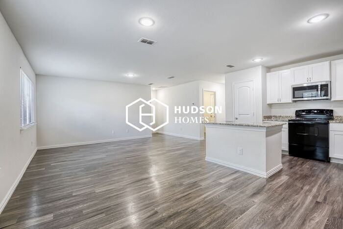 425 E Oakwood St - Photo 4 of 14