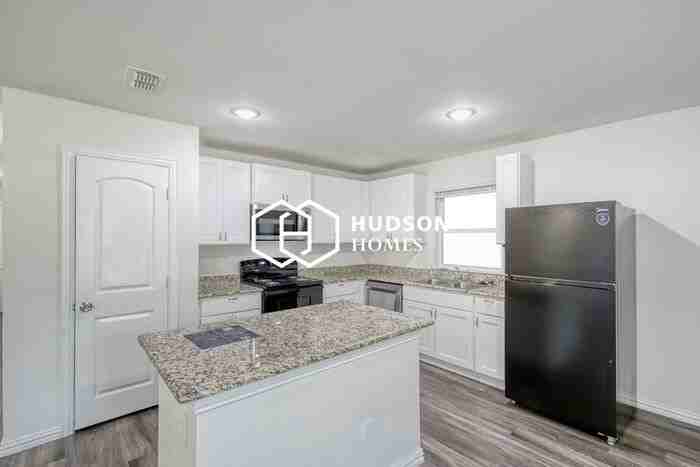 425 E Oakwood St - Photo 5 of 14