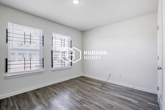 425 E Oakwood St - Photo 7 of 14