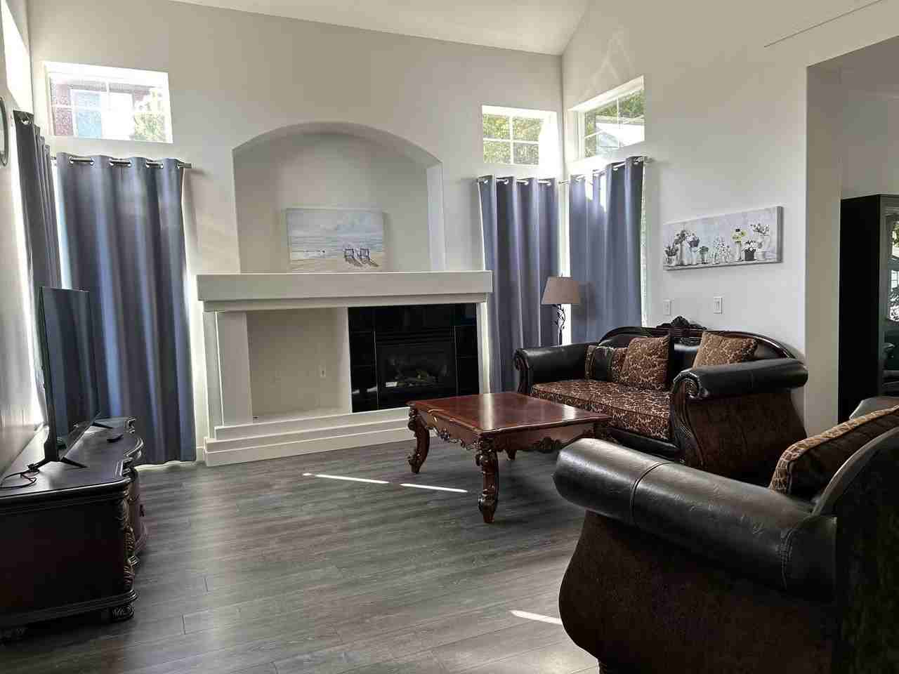15517 Rosemary Heights Crescent - Photo 3 of 11