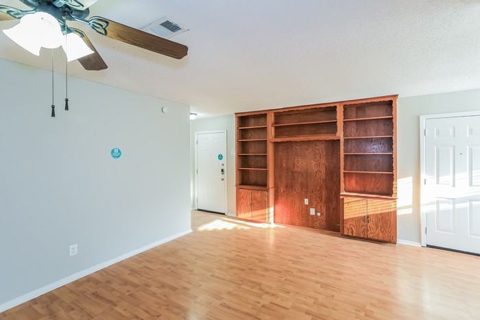 2614 Chevy Chase Dr - Photo 3 of 15