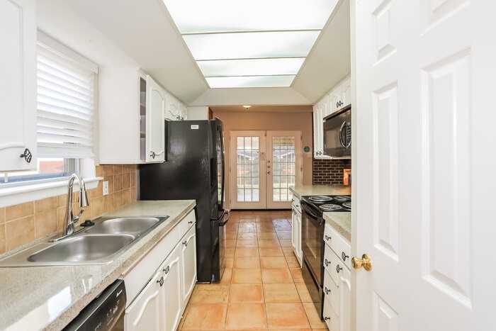 2614 Chevy Chase Dr - Photo 7 of 15