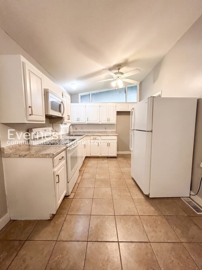 560 Jamaica Pl - Photo 2 of 26