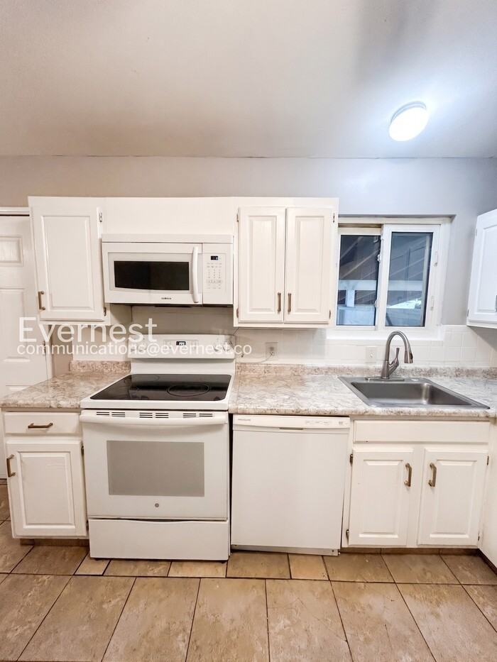 560 Jamaica Pl - Photo 3 of 26