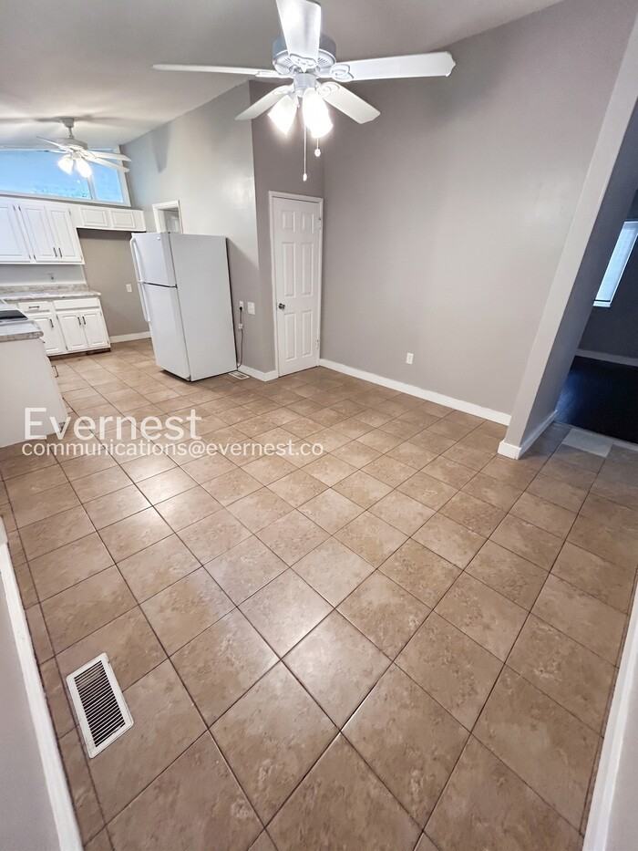 560 Jamaica Pl - Photo 5 of 26